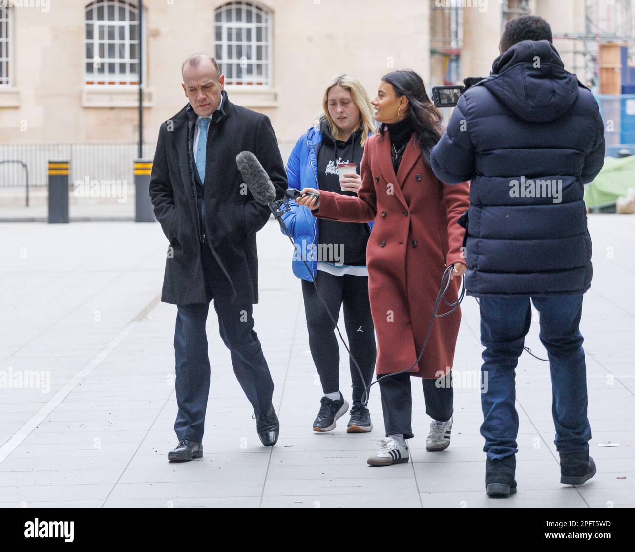 Christopher Heaton-Harris, Segretario di Stato per l'Irlanda del Nord, arriva agli studi della BBC nel centro di Londra prima di comparire sulla BBC con Laura Kue Foto Stock