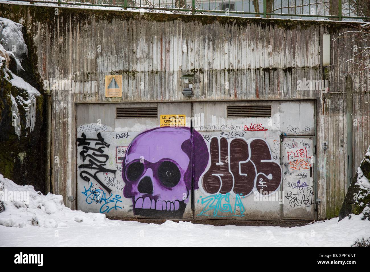 Graffiti del cranio sull'entrata sotterranea del riparo della difesa civile nel distretto di Niemenmäki di Helsinki, Finlandia Foto Stock