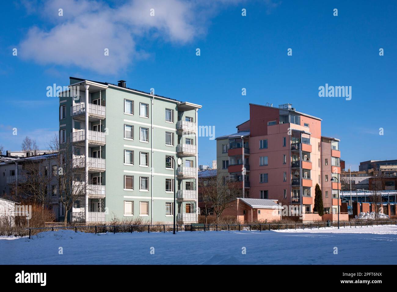 Edifici residenziali nel quartiere Pikku Huopalahti di Helsinki, Finlandia Foto Stock