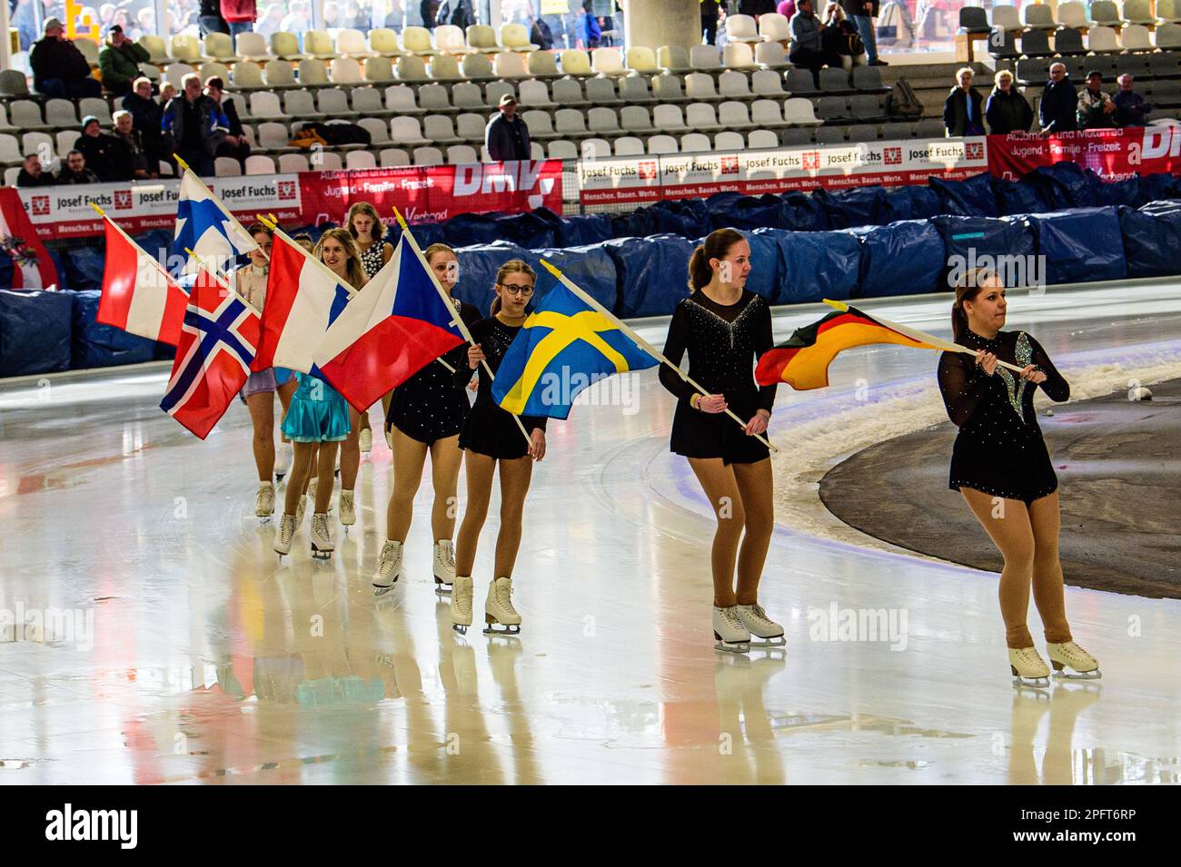 Il club di pattinaggio con sede all'Arena pattina in pista con le bandiere delle nazioni che gareggiano durante la finale del Campionato Mondiale Gladiators Gladiators Ice Speedway 1 a Max-Aicher-Arena, Inzell, Germania, sabato 18th marzo 2023. (Foto: Ian Charles | NOTIZIE MI) Credit: NOTIZIE MI & Sport /Alamy Live News Foto Stock