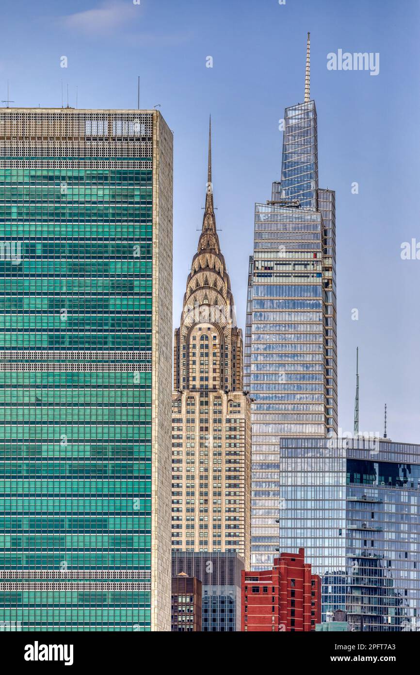 New York icone un Building (1951) e Chrysler Building (1930) con nuovo vicino, uno Vanderbilt (2020). Foto Stock