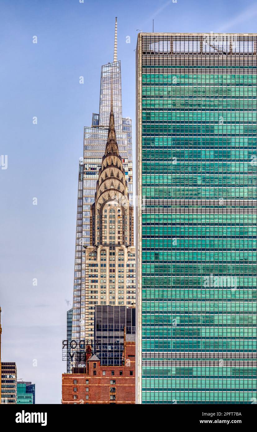 Una fetta di Big Apple Skyline: Una Vanderbilt torri dietro l'icona di New York Chrysler Building, con il Segretariato delle Nazioni Unite edificio a destra. Foto Stock