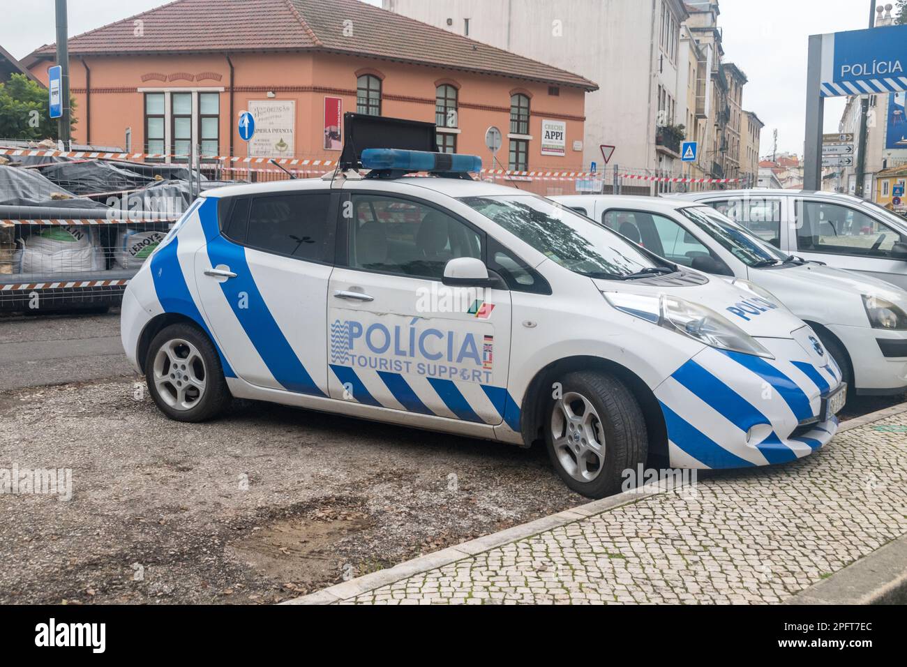 Lisbona, Portogallo - 5 dicembre 2022: Auto della polizia portoghese con sostegno turistico. Foto Stock