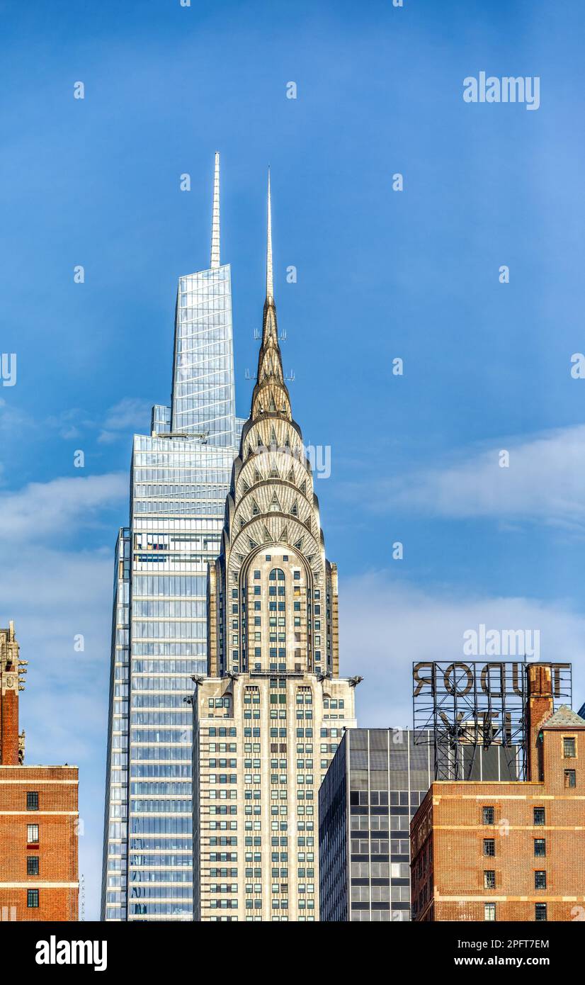 New York Midtown Skyline: One Vanderbilt, Chrysler Building, Pfizer Headquarters, e Tudor Tower tutti di fila lungo East 42nd Street. Foto Stock