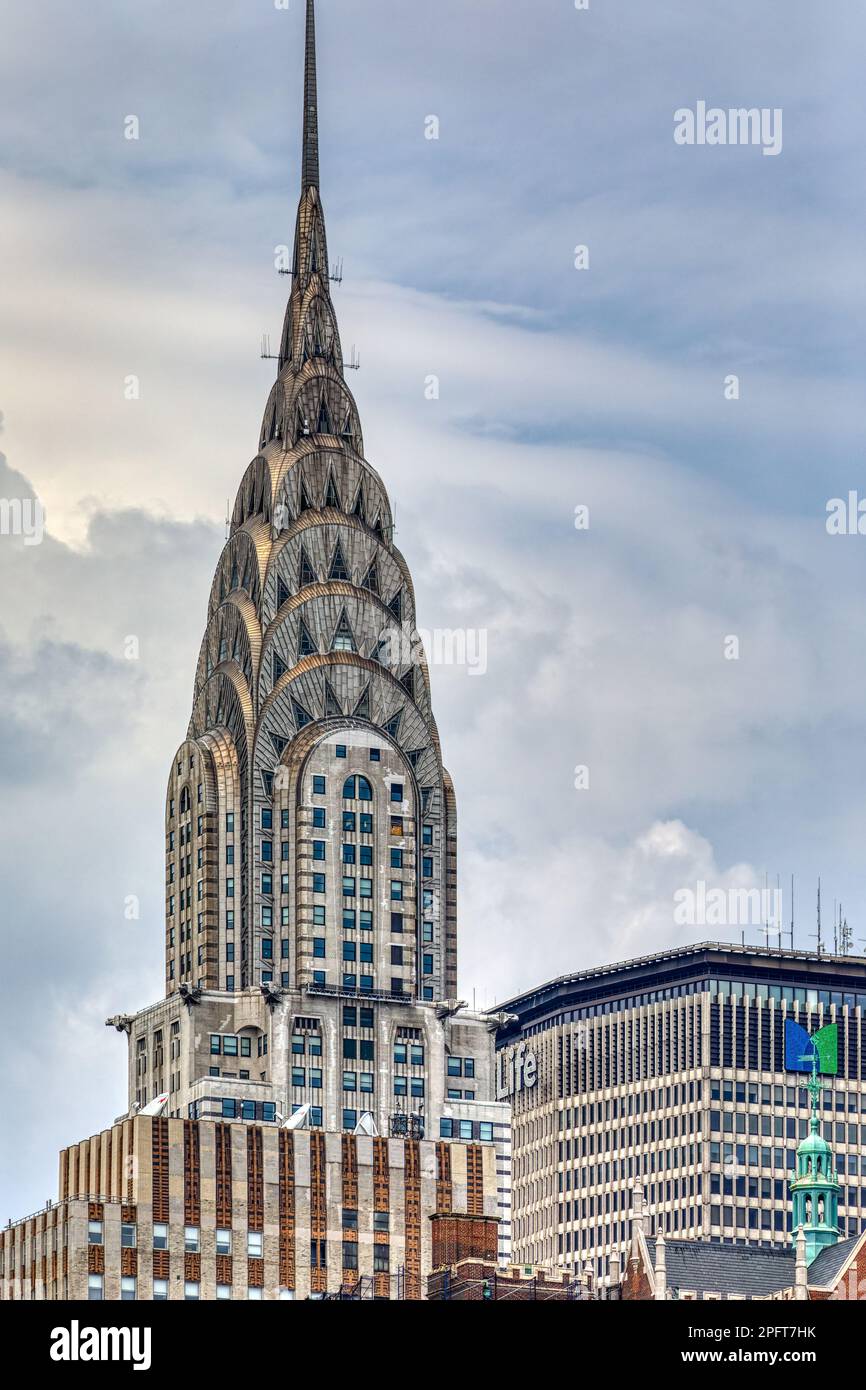 L'albero e la corona iconici del Chrysler Building, con il Daily News Building a strisce arancioni in primo piano e il Met Life (ex Pan Am) Building a destra. Foto Stock