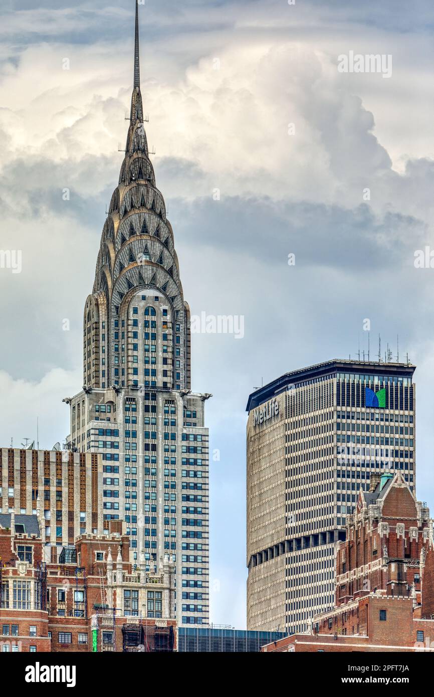 L'albero e la corona iconici del Chrysler Building e il Met Life Building, con le torri Tudor City e Daily News Building a strisce arancioni in primo piano. Foto Stock