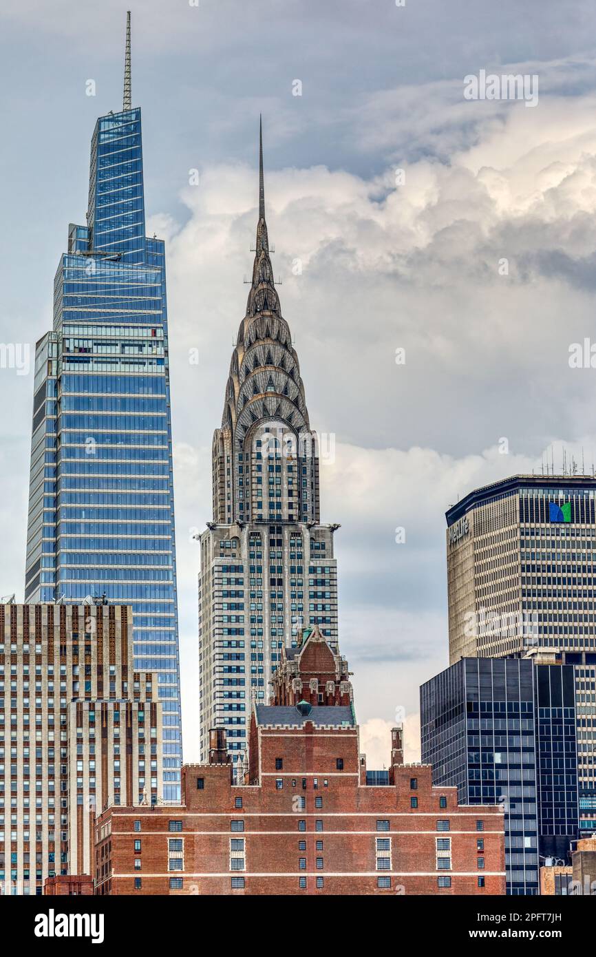 Vetro blu uno Vanderbilt e l'iconica torre Chrysler Building sopra Daily News Building, Tudor Tower, Pfizer World Headquarters, e Met Life Building. Foto Stock