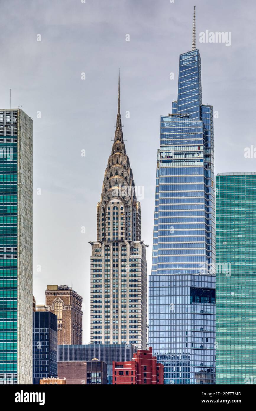 Edificio Chrysler bianco e argento in un mare di blu: Aqua un Building, vetro blu uno Vanderbilt e Summit Apartments, verde mare tre un Plaza. Foto Stock