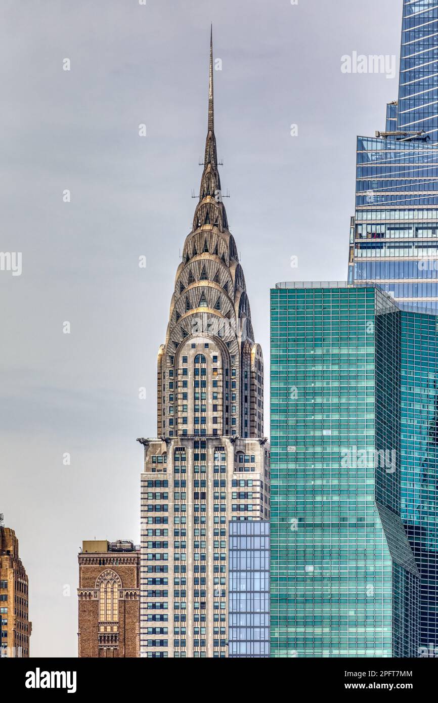 Il Chrysler Building in mattoni bianchi e acciaio argentato contrasta con le pareti di vetro blu e verde di One Vanderbilt, Three un Plaza e Summit Apartments. Foto Stock