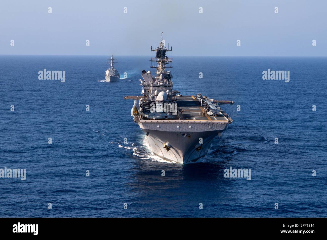 230315-N-ZZ999-1002 SOUTH CHINA SEA (15 marzo 2023) nave d'assalto anfibio USS Makin Island (LHD 8) conduce un esercizio fotografico e il rifornimento in mare con il cacciatorpediniere di classe Arleigh Burke USS Chung Hoon (DDG 93), 15 marzo 2023 nel Mar Cinese Meridionale. La capacità di rifornire le navi in mare dimostra la mobilità e la sostenibilità fornite dalle piattaforme anfibie che conferiscono al team Navy/Marine Corps di Makin Island un vantaggio asimmetrico in un ambiente marittimo. Chung Hoon e Makin Island of Amphibious Squadron (CPR) 7 operano nell'area operativa della flotta 7th, negli Stati Uniti Navy's la Foto Stock