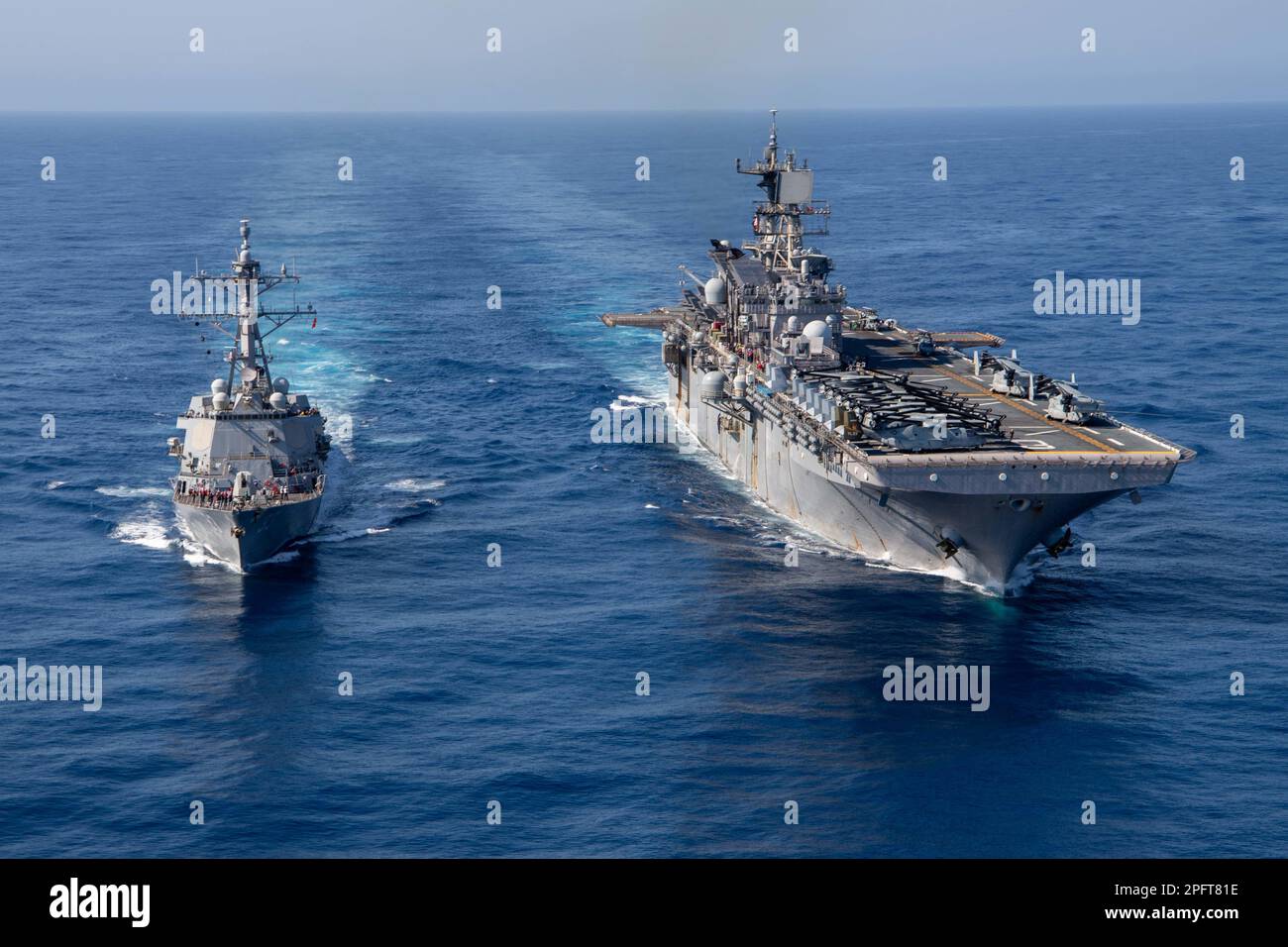 230315-N-ZZ999-1007 SOUTH CHINA SEA (15 marzo 2023) nave d'assalto anfibio USS Makin Island (LHD 8) conduce un esercizio fotografico e il rifornimento in mare con il cacciatorpediniere di classe Arleigh Burke USS Chung Hoon (DDG 93), 15 marzo 2023 nel Mar Cinese Meridionale. La capacità di rifornire le navi in mare dimostra la mobilità e la sostenibilità fornite dalle piattaforme anfibie che conferiscono al team Navy/Marine Corps di Makin Island un vantaggio asimmetrico in un ambiente marittimo. Chung Hoon e Makin Island of Amphibious Squadron (CPR) 7 operano nell'area operativa della flotta 7th, negli Stati Uniti Navy's la Foto Stock