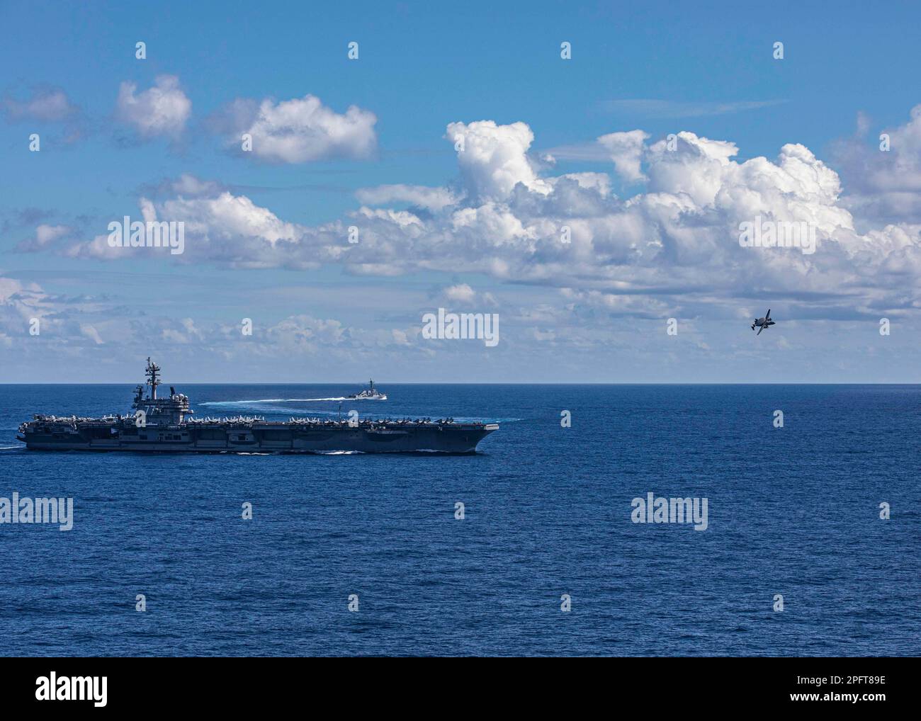 230317-N-YD731-1308 MARE ADRIATICO (17 marzo 2023) e-2D Hawkeye Airborne Early Warning Squadron (VAW) 121, eseguire un volo sopra il portaerei di classe Nimitz USS George H.W Bush (CVN 77) e il cacciatorpediniere missilistico guidato di classe Arleigh Burke USS Delbert D. Black durante una cerimonia di cambio di comando, il 17 marzo 2023. Durante la cerimonia CMdR. Matthew Campbell alleviò il CMdR. Robert Whitmore come comandante, VAW-121. Carrier Air Wing (CVW) 7 è la componente offensiva di Carrier Strike Group (CSG) 10 e George H.W. Boccola CSG. Gli squadroni del CVW-7 Foto Stock