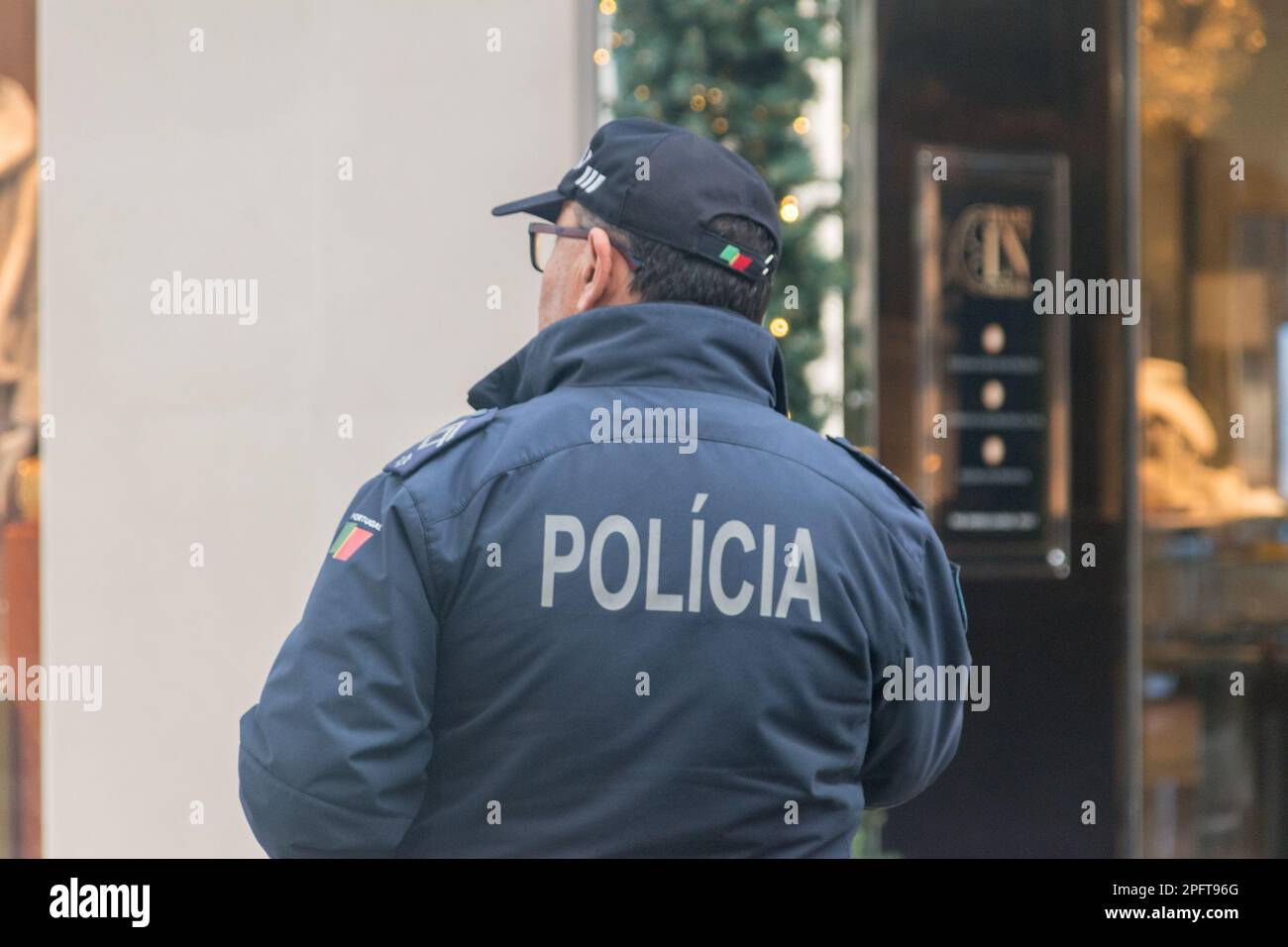 Lisbona, Portogallo - 5 dicembre 2022: Iscrizione della polizia sull'ufficiale di polizia portoghese. Foto Stock