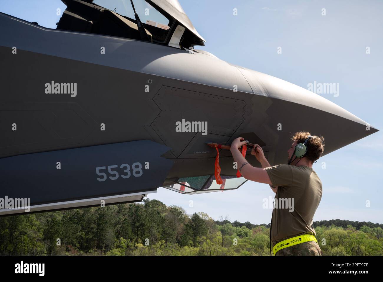 NEGLI STATI UNITI Il manutentore dell'aeronautica assegnato al 388th Maintenance Group presso la Hill Air Force base, Utah, esegue un controllo di manutenzione prima del volo su un aeromobile Lockheed F-35 Lightning II assegnato al 4th Fighter Squadron assegnato a Hill AFB, durante LA BANDIERA AGILE 23-1, 6 marzo 2023. Mentre si trovava alla BANDIERA AGILE 23-1, il 4th FS ha supportato i concetti di Agile Combat Employment, che richiedevano che le forze si inseriscano rapidamente nei teatri, stabiliscano logistica e comunicazioni con il comando e il controllo del teatro, ricevano forze di follow-on, generino la missione e proiettino il potere di combattimento in tutti i domini, rendendo il critico Foto Stock