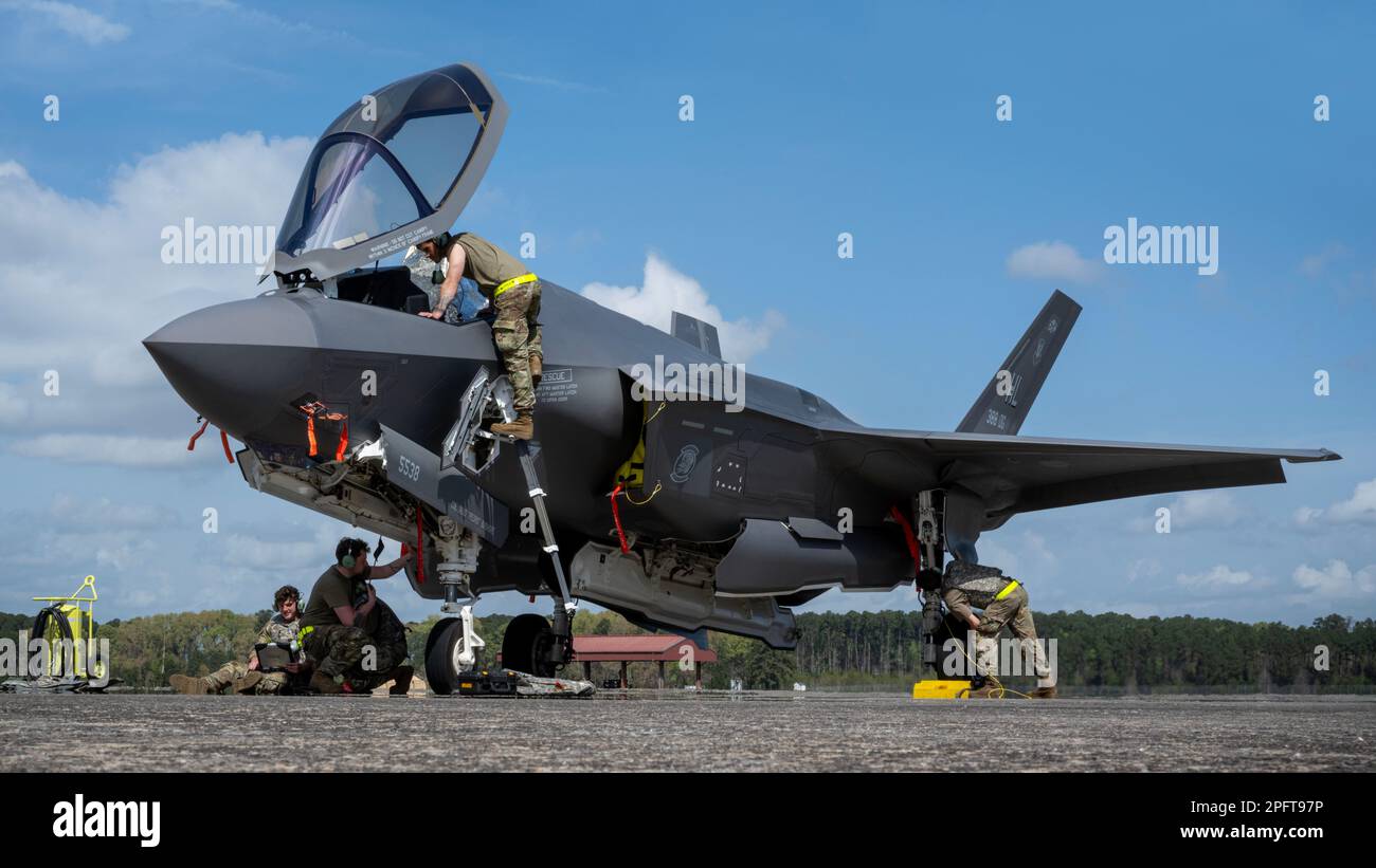 STATI UNITI I manutentori dell'aeronautica assegnati al 388th Maintenance Group presso la base dell'aeronautica militare di Hill, Utah, eseguono un controllo di manutenzione prima del volo su un aeromobile Lockheed F-35 Lightning II assegnato allo Squadrone Fighter 4th assegnato alla base aerea di Hill, durante la BANDIERA AGILE 23-1, 6 marzo 2023. Mentre si trovava alla BANDIERA AGILE 23-1, il 4th FS ha supportato i concetti Agile Combat Employment, che richiedevano che le forze si inseriscano rapidamente nei teatri, stabiliscano logistica e comunicazioni con il comando e il controllo del teatro, ricevano forze di follow-on, generino la missione e proiettino il potere di combattimento in tutti i domini, rendendo al contempo la critica Foto Stock