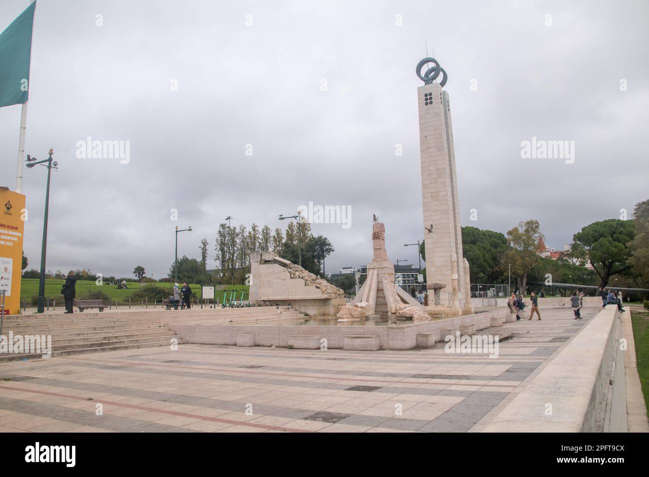 Lisbona, Portogallo - 5 dicembre 2022: 25th aprile monumento al Parco Eduardo VII Foto Stock