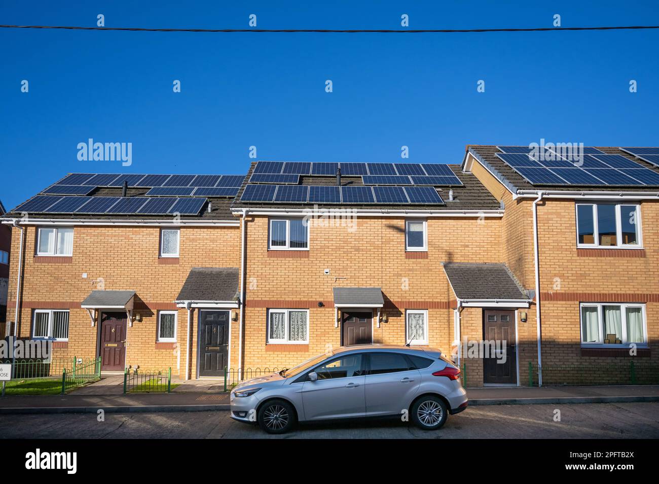 Pannelli solari sul tetto di una proprietà a Tonyrefail, Galles, Regno Unito. Foto Stock