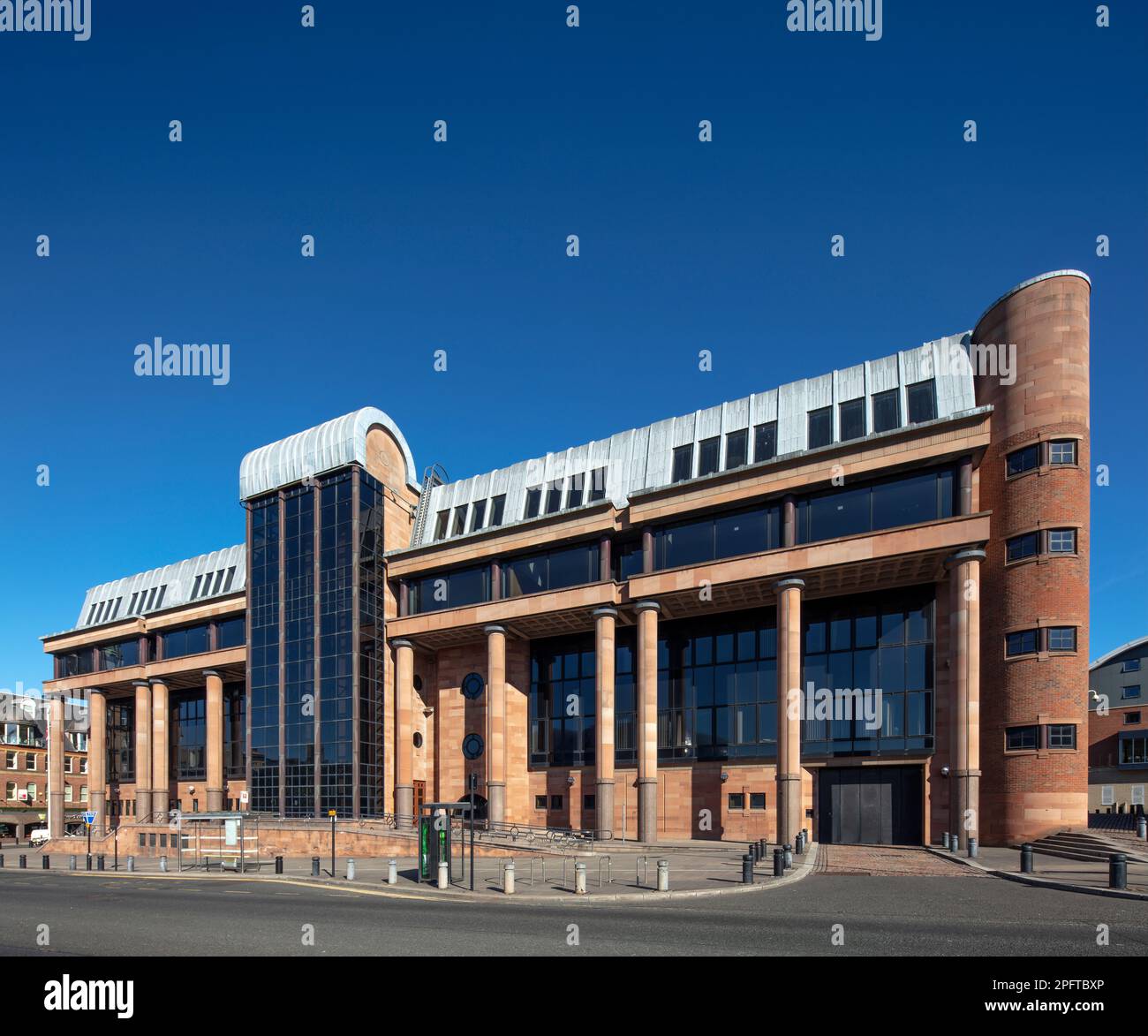 Vista esterna diurna di Newcastle Crown Court & Magistrates Court, Newcastle upon Tyne, Inghilterra, Regno Unito Foto Stock