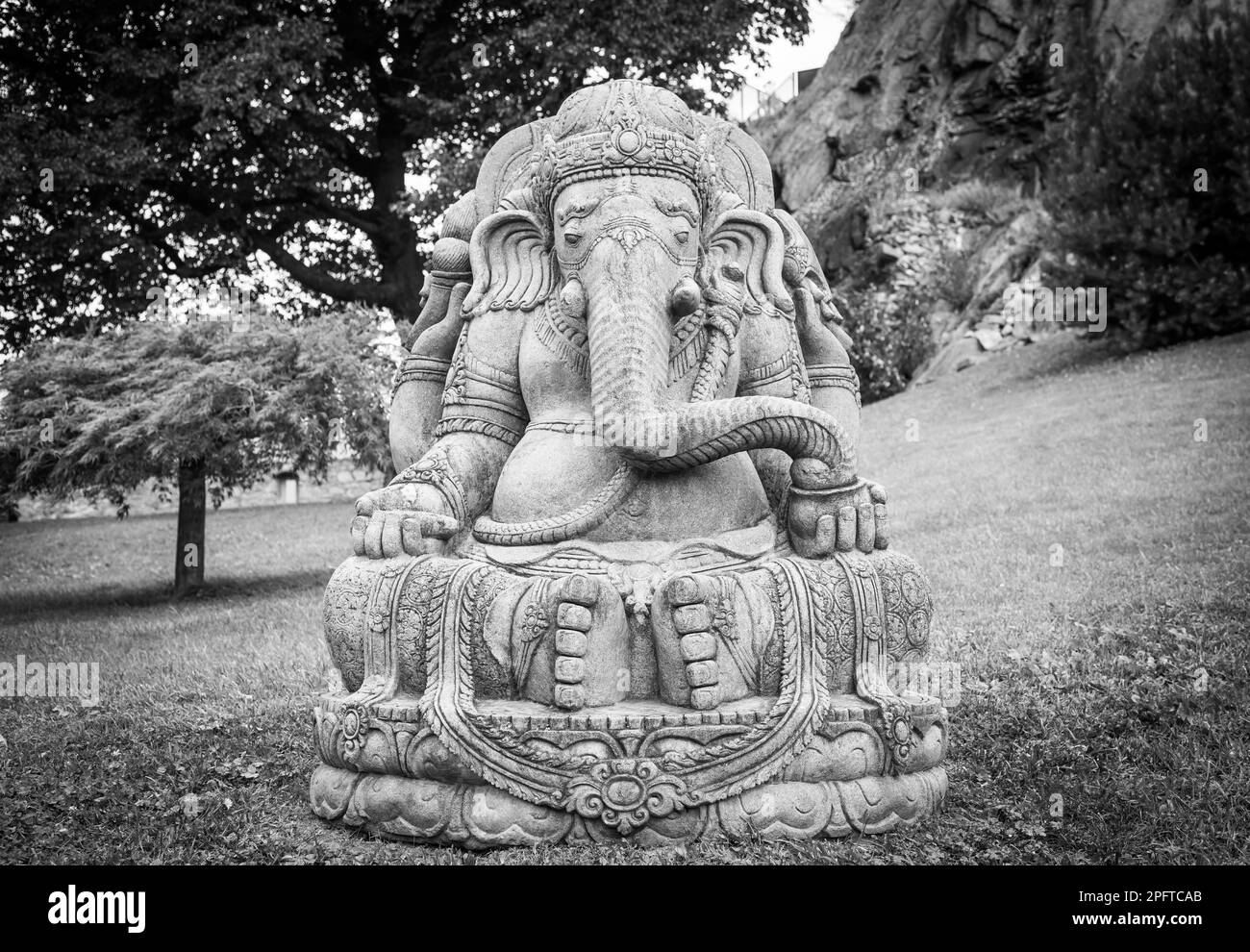 Ganesha statua, in pietra, con un bellissimo giardino con vista sulle montagne in background Foto Stock