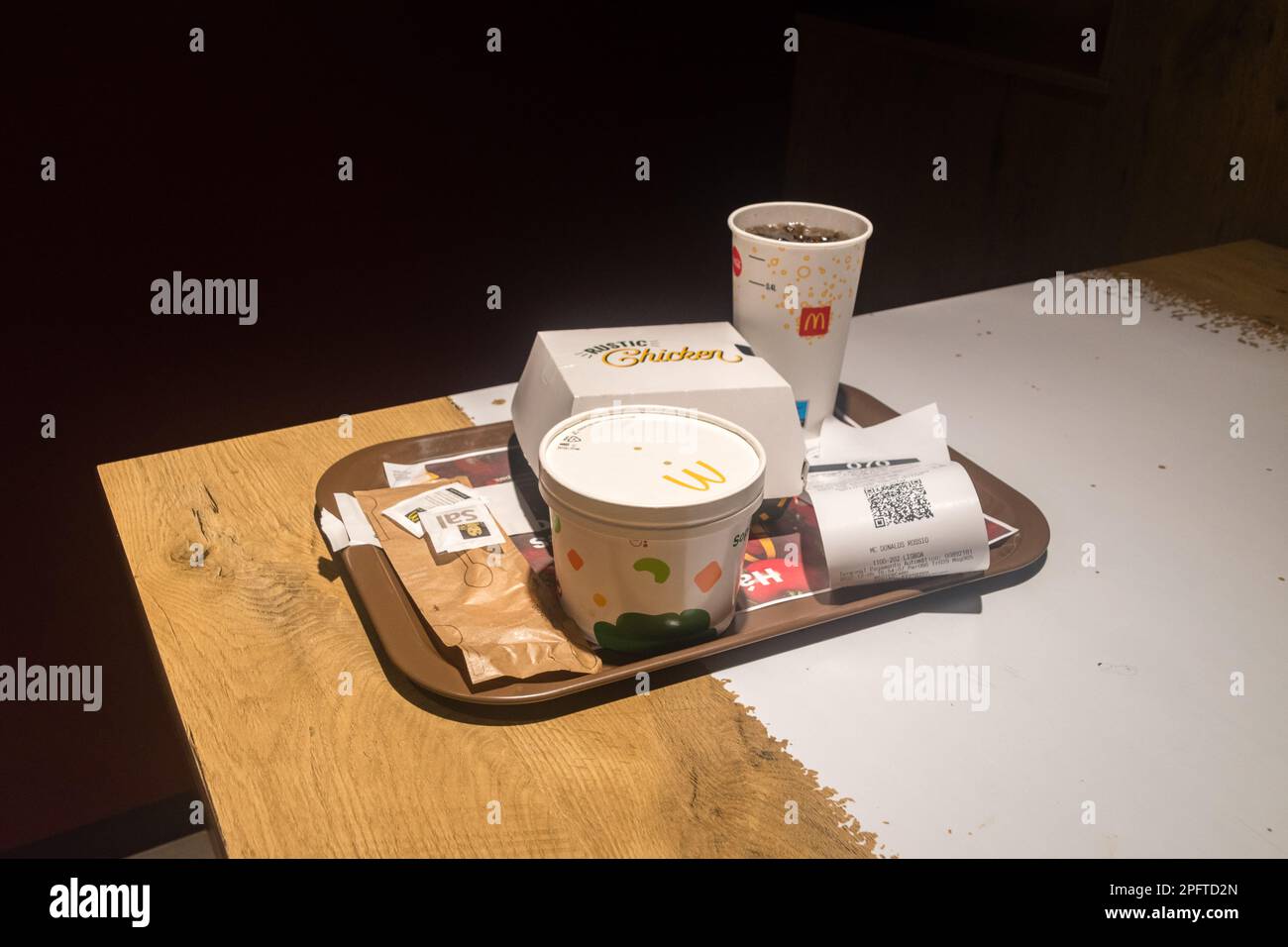 Lisbona, Portogallo - 5 dicembre 2022: Pasto McDonald con sandwich rustico di pollo, ciotola di zuppa e Coca-Cola in portoghese McDonald's. Foto Stock