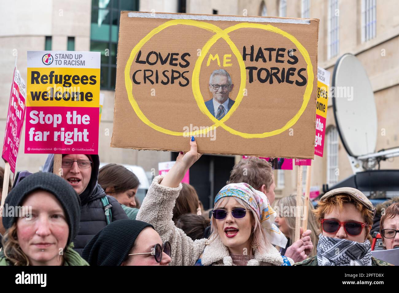 Diagramma di Venn di Gary Lineker per la protesta che si svolge a Londra in occasione della Giornata contro il razzismo delle Nazioni Unite. Alzati per il banner e i manifestanti del razzismo. Foto Stock