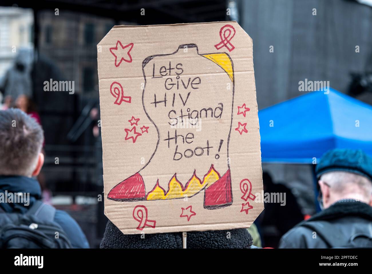 Diamo la stigma dell'HIV la protezione, placard ad una protesta per aumentare la consapevolezza degli atteggiamenti negativi Foto Stock