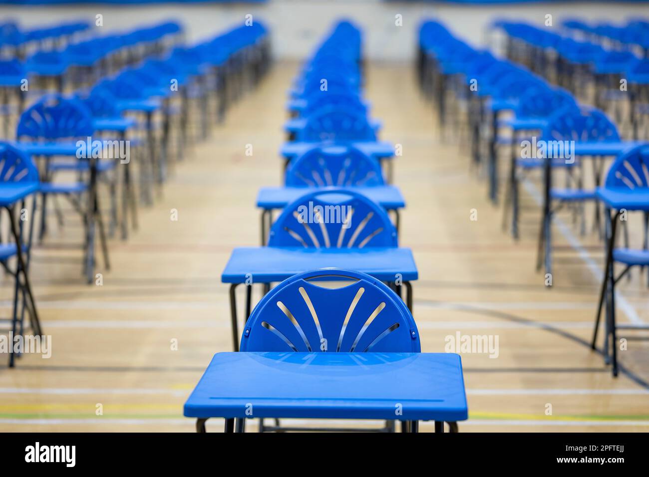 Banchi esame disposti in una sala scuola. Foto Stock