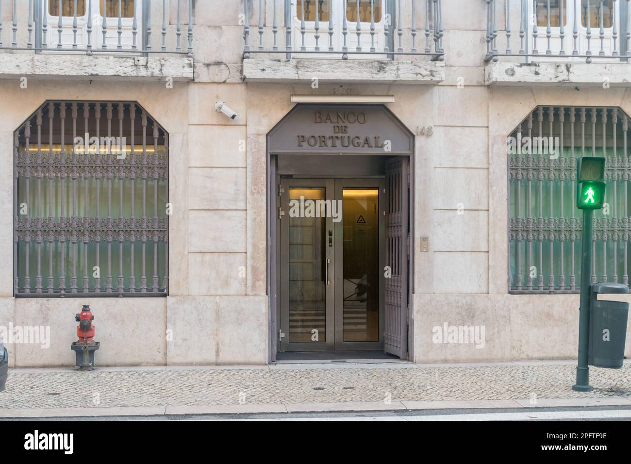 Lisbona, Portogallo - 6 dicembre 2022: Ingresso alla Banca del Portogallo (Banco de Portugal). Banca centrale della Repubblica portoghese. Foto Stock