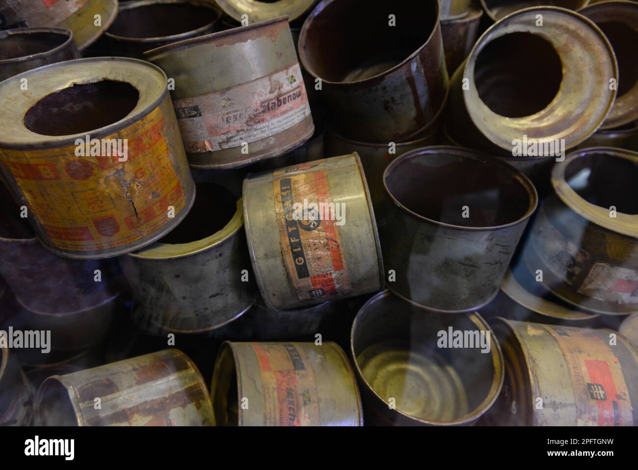 Lattine di gas velenoso Zyklon B, mostra, Stammlager i, campo di concentramento, Auschwitz-Birkenau, Auschwitz, Polonia Foto Stock