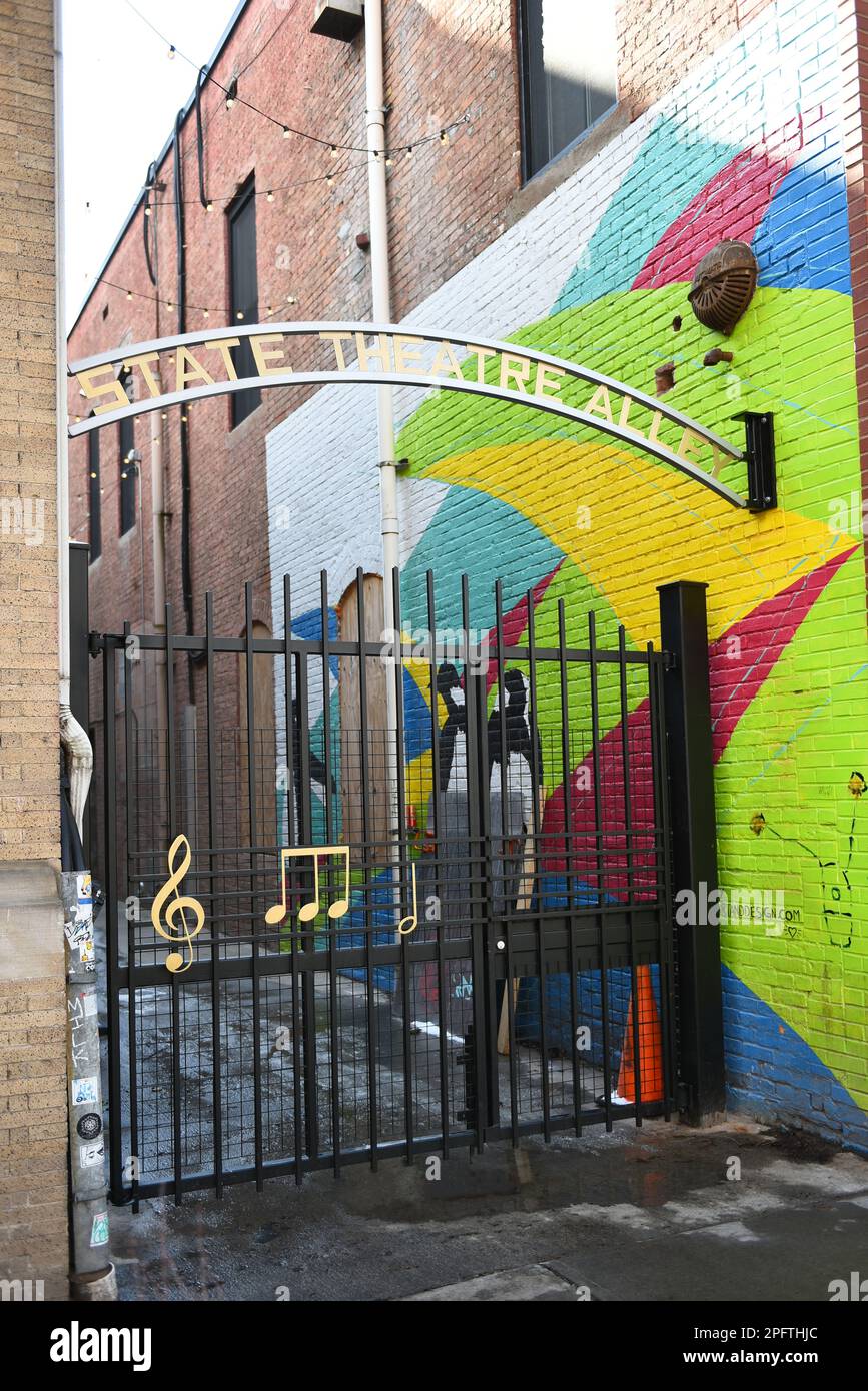 ITHACA, NEW YORK - 26 FEBBRAIO 2023: Il vicolo del Teatro di Stato adiacente al Teatro di Stato di Ithaca. Foto Stock