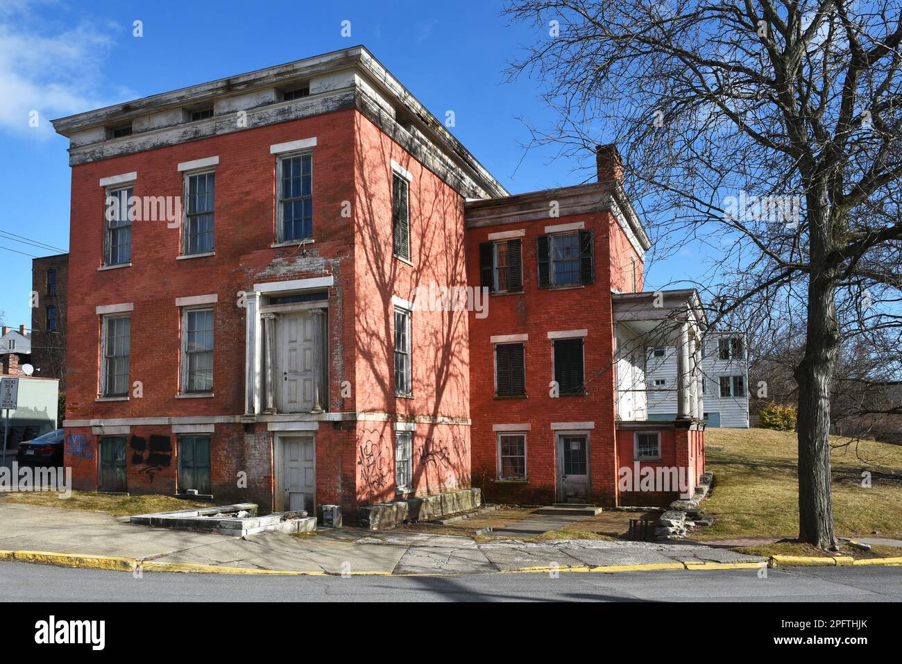 HUDSON, NEW YORK - 24 FEB 2023: Vecchio edificio in mattoni su Front Street a Hudson New York. Foto Stock