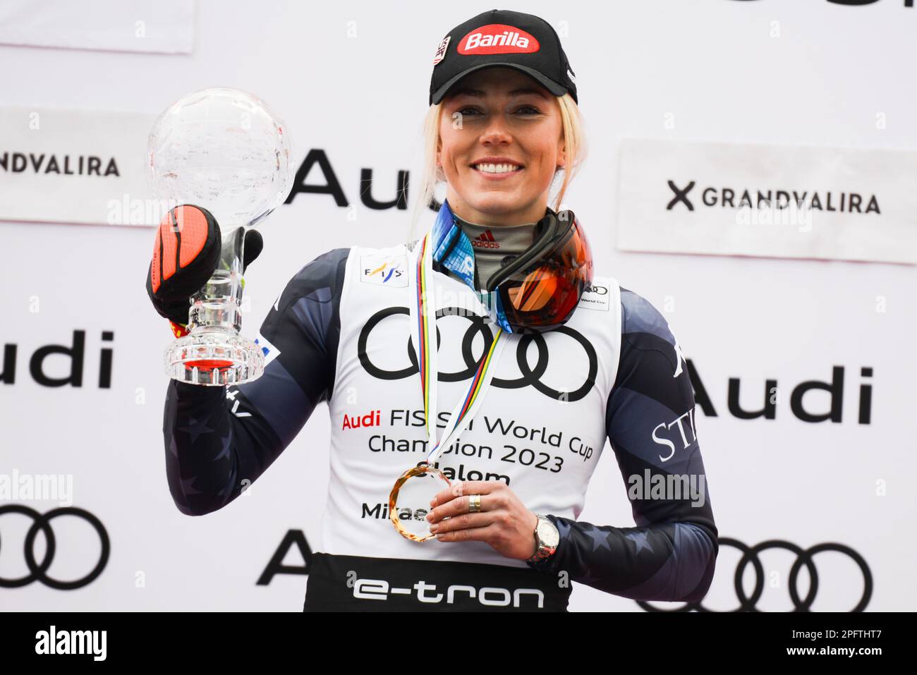 Andora. 18th Mar, 2023. Mikaela Shiffrin con il globo di cristallo dopo aver finito per primo nella disciplina dello Slalom gigante per la stagione 2022/23 della Coppa del mondo di Sci FIS. (Credit Image: © Christopher Levy/ZUMA Press Wire) SOLO PER USO EDITORIALE! Non per USO commerciale! Foto Stock