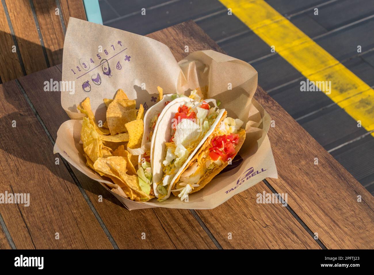 Lisbona, Portogallo - 6 dicembre 2022: Tacos e Nachos di Taco Bell. Foto Stock