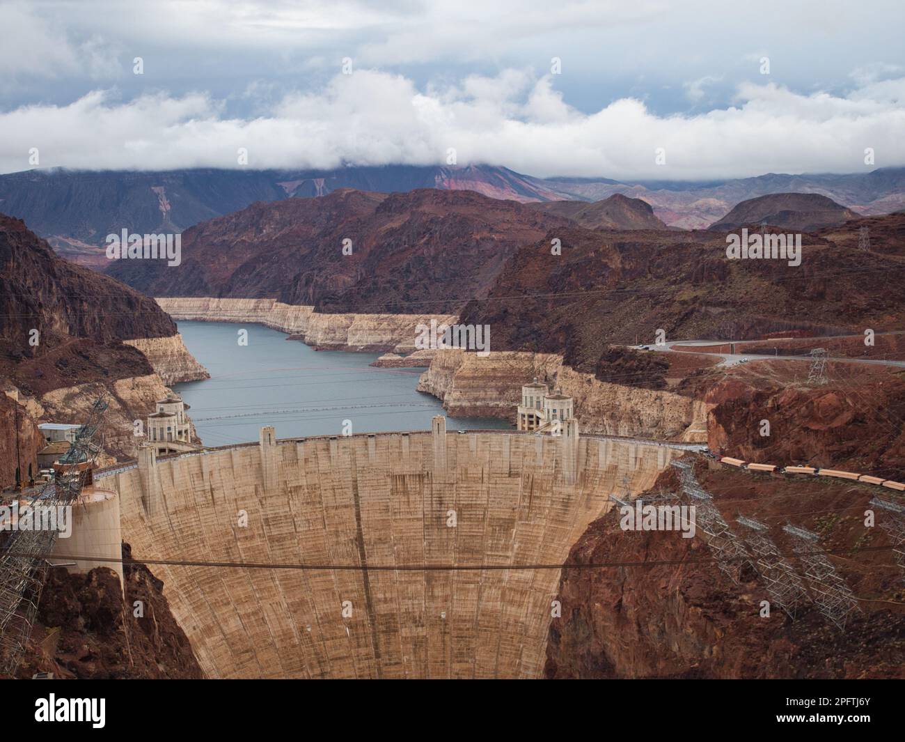 Giorno buio, piovoso e nuvoloso alla diga di Hoover in Arizona e Nevada. L'angolo dall'alto si affaccia su questa meraviglia dell'ingegneria del Black Canyon Foto Stock