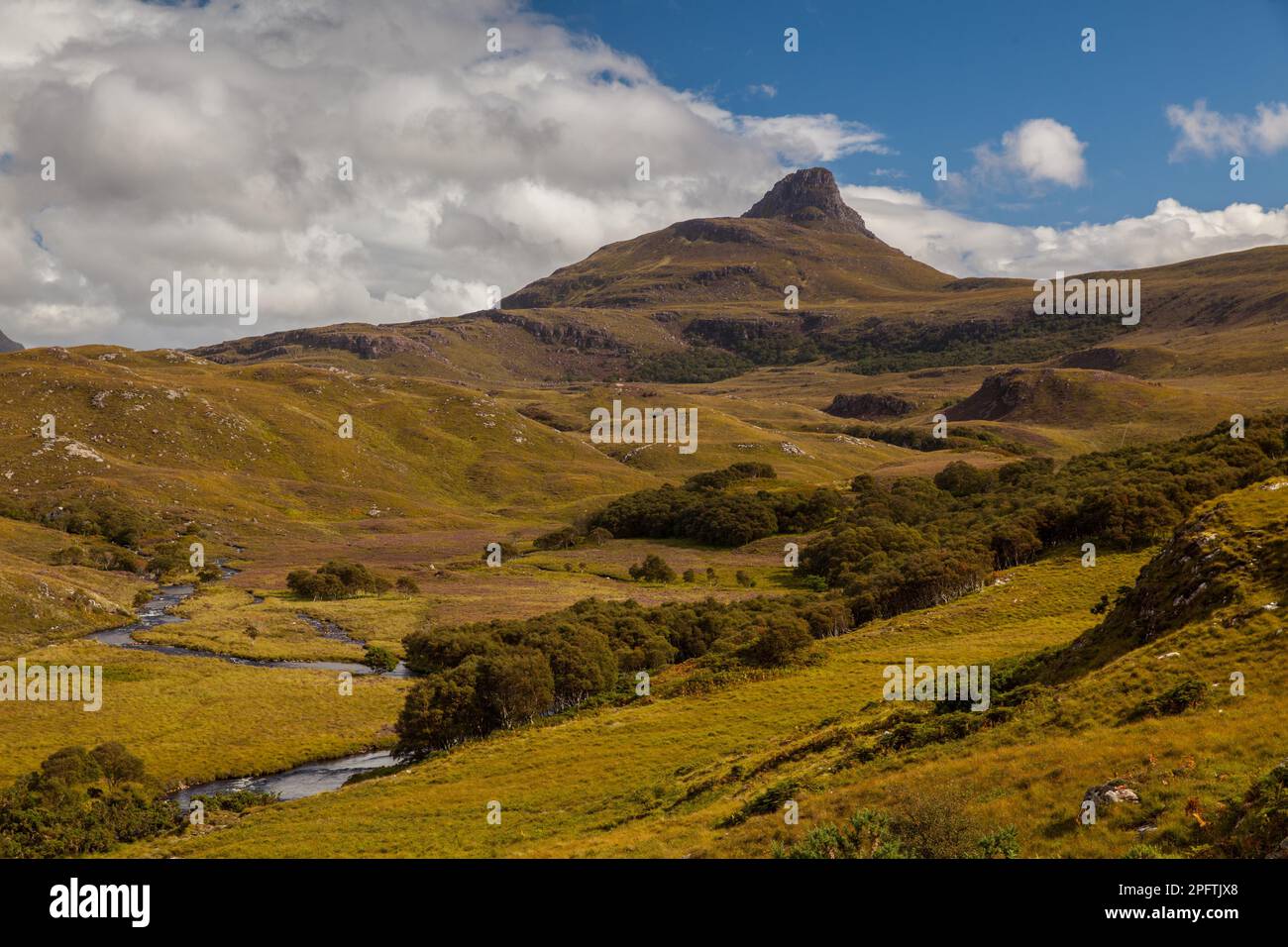 Highlands vicino a Elphin, nella costa occidentale della Scozia, Regno Unito Foto Stock