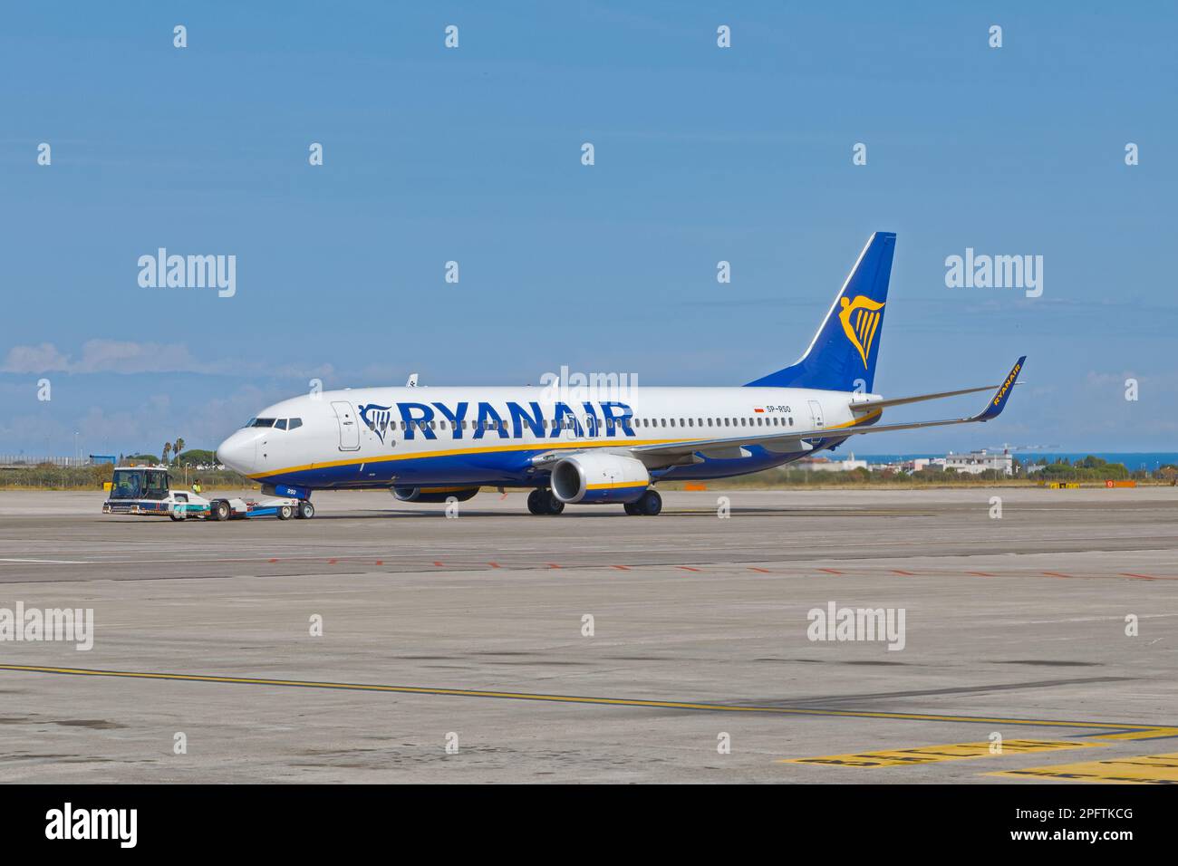 Aereo Ryanair sulla pista dell'aeroporto di Bari in Italia Foto Stock