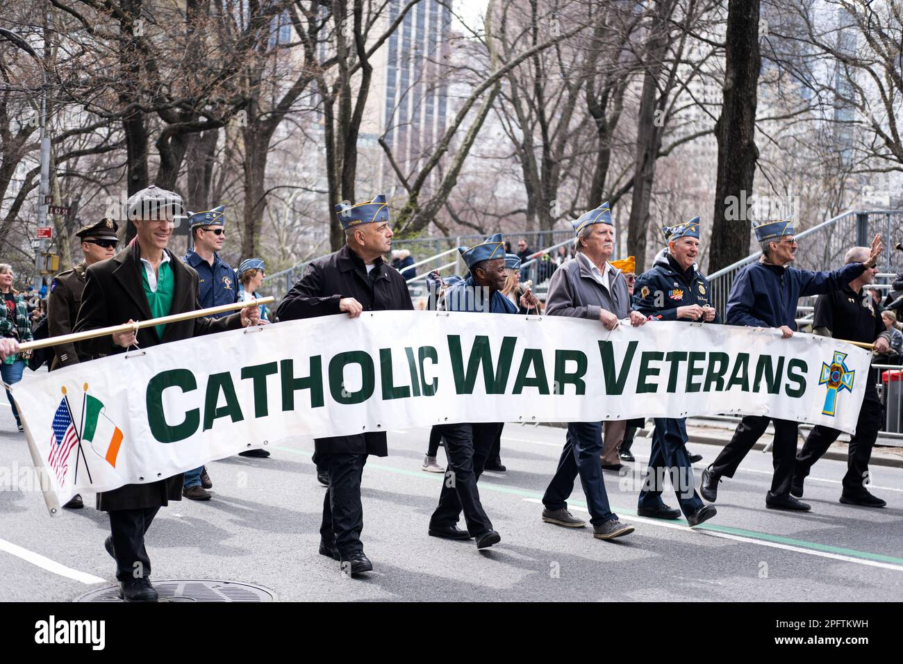 I veterani militari STATUNITENSI sfilano durante la parata di San Patrizio a New York, negli Stati Uniti, il 17 marzo 2023. Foto di: Wendy P. Romero/Long Visual Press Foto Stock