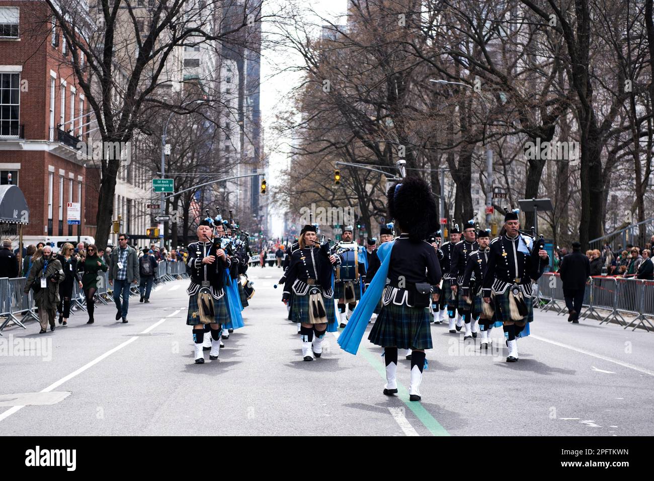 Le forze dell'ordine e i militari sfilano durante la parata del giorno di San Patrizio a New York, negli Stati Uniti, il 17 marzo 2023. Foto di: Wendy P. Romero/Long Visual Press Foto Stock