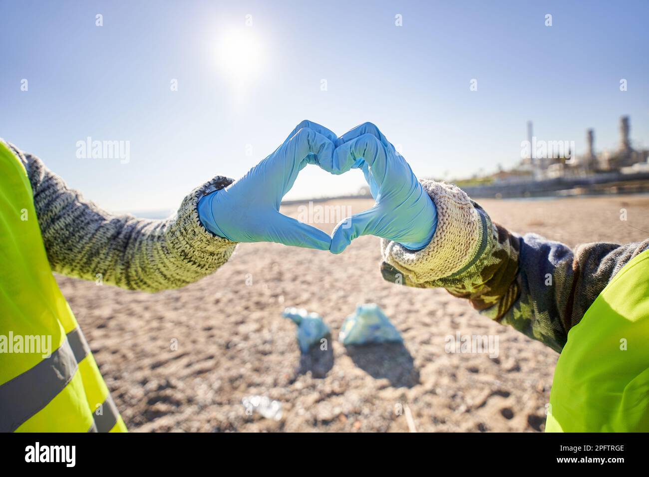 Primo piano volontari attivisti ambientali che fanno il cuore con le mani. Protezione del pianeta terra. Foto Stock