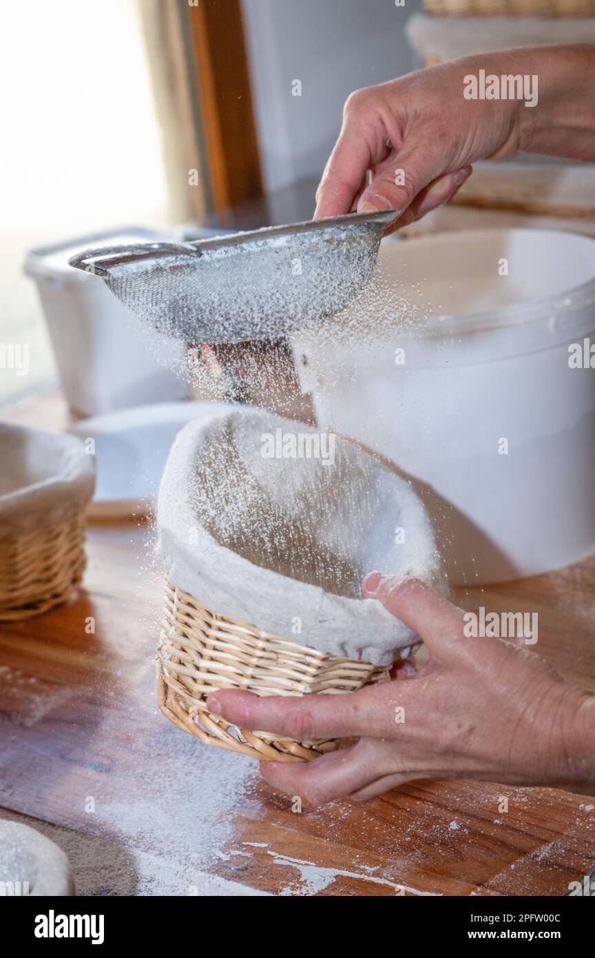 Preparazione di striscioni per il panificio Foto Stock