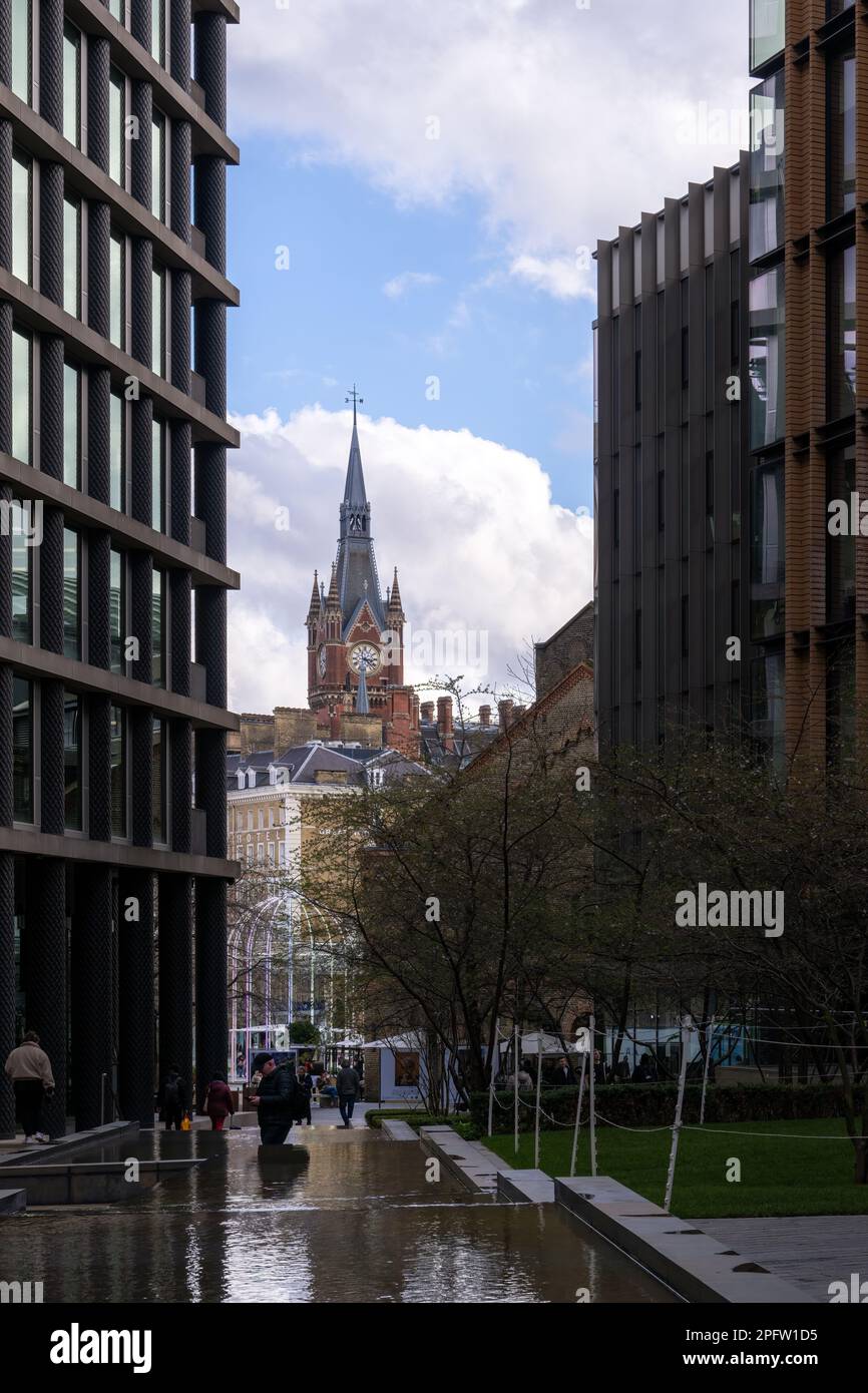 LONDRA, INGHILTERRA - 17th MARZO 2023: St Pancras torre incorniciata da edifici moderni Foto Stock