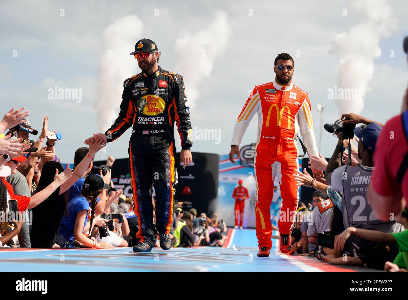 BUBBA WALLACE e MARTIN TRUEX JR vengono presentati per la Daytona 500 a Daytona Beach, Florida, USA. Foto Stock