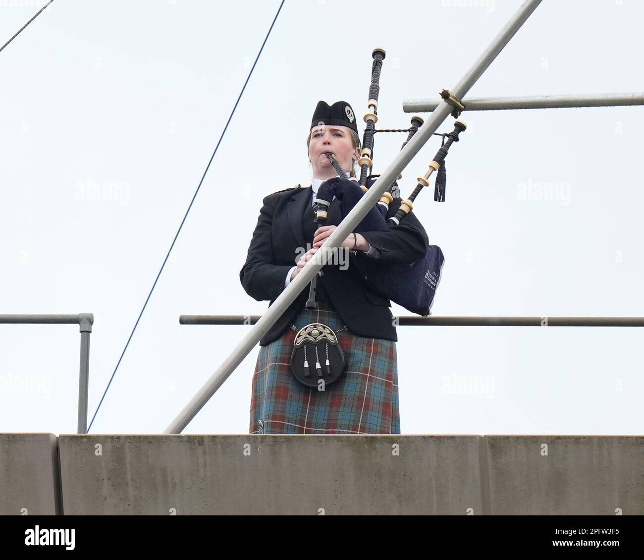 Un pianista suona l'inno nazionale scozzese prima della partita della Guinness 6 Nations 2023 Scozia vs Italia al Murrayfield Stadium, Edimburgo, Regno Unito, 18th marzo 2023 (Foto di Steve Flynn/News Images) Foto Stock