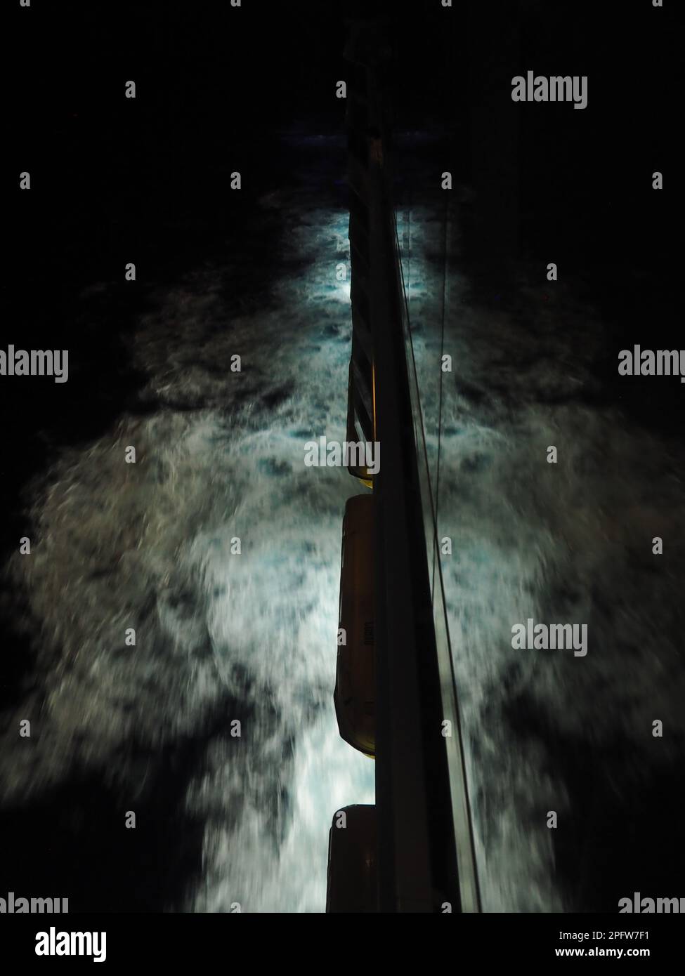 RISVEGLIO D'ACQUA NOTTURNO DALLA NAVE Foto Stock