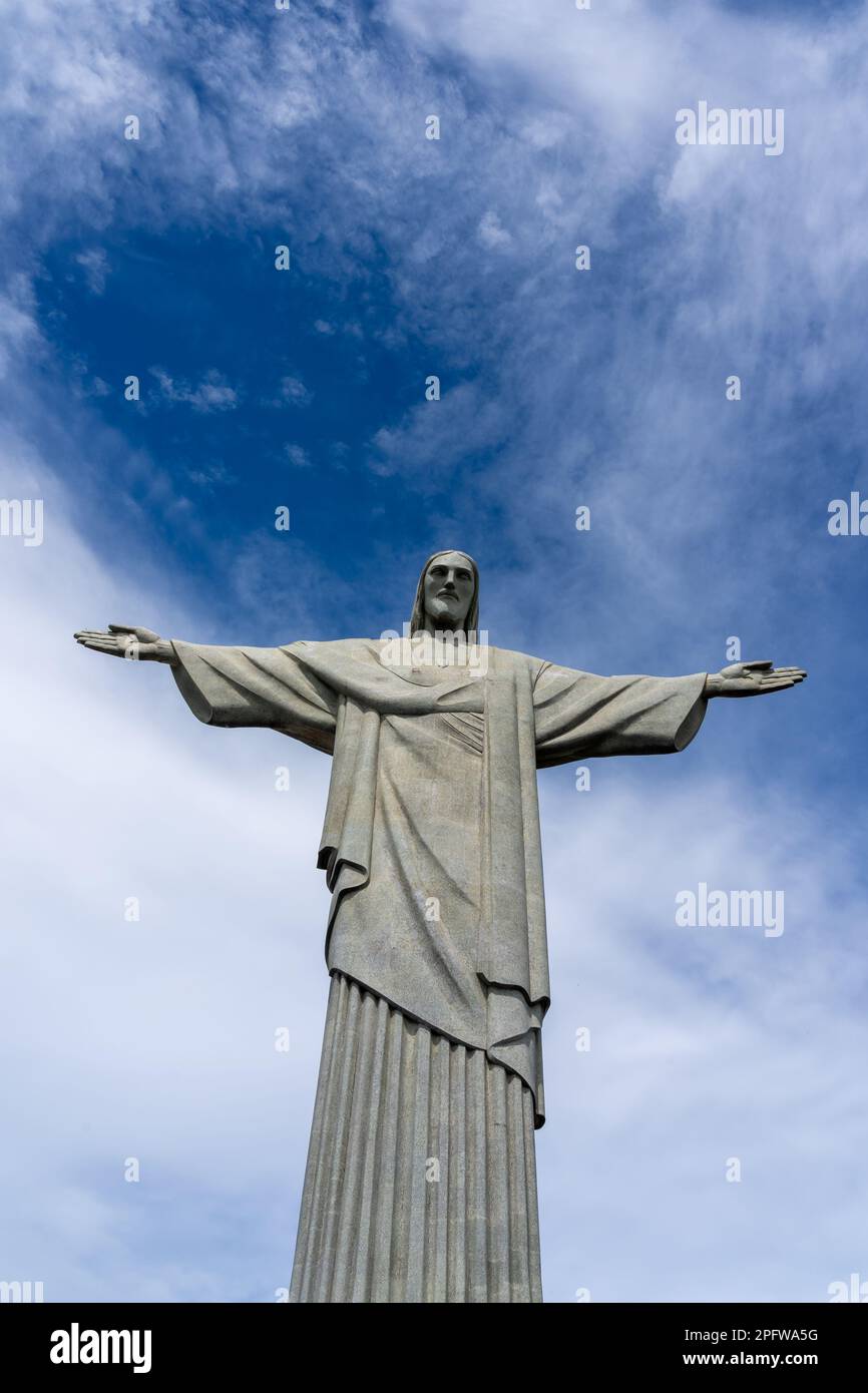 Rio de Janeiro, Brasile - 10 gennaio 2023: Cristo Redentore con cielo blu sullo sfondo a Rio de Janeiro, Brasile. Foto Stock