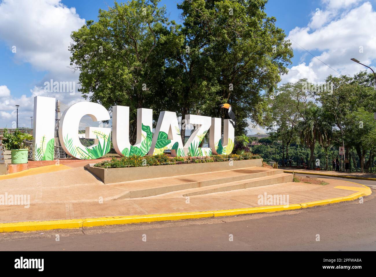 Puerto Iguazu, Argentina - 16 gennaio 2023: Il cartello di terra di Iguazu alla Triple Frontier a Puerto Iguazú, Argentina Foto Stock