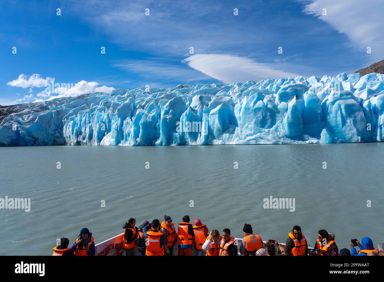 Puerto Natales, Cile - 2 febbraio 2023: I turisti che visitano il Ghiacciaio grigio sulla crociera nel Parco Nazionale Torres del Paine, Puerto Natales, Cile. Foto Stock