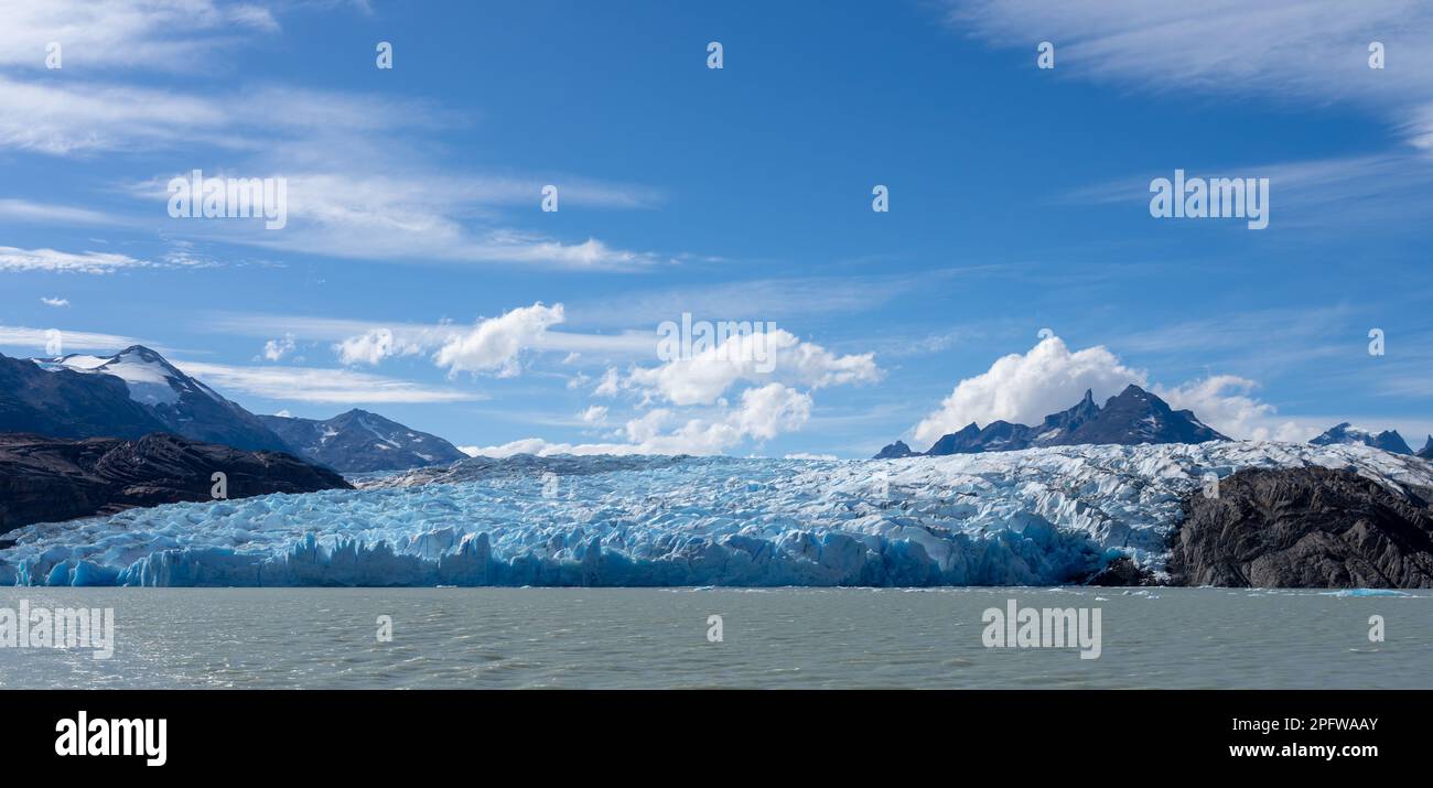 Vista frontale del Ghiacciaio grigio nel Parco Nazionale Torres del Paine, Puerto Natales, Cile Foto Stock