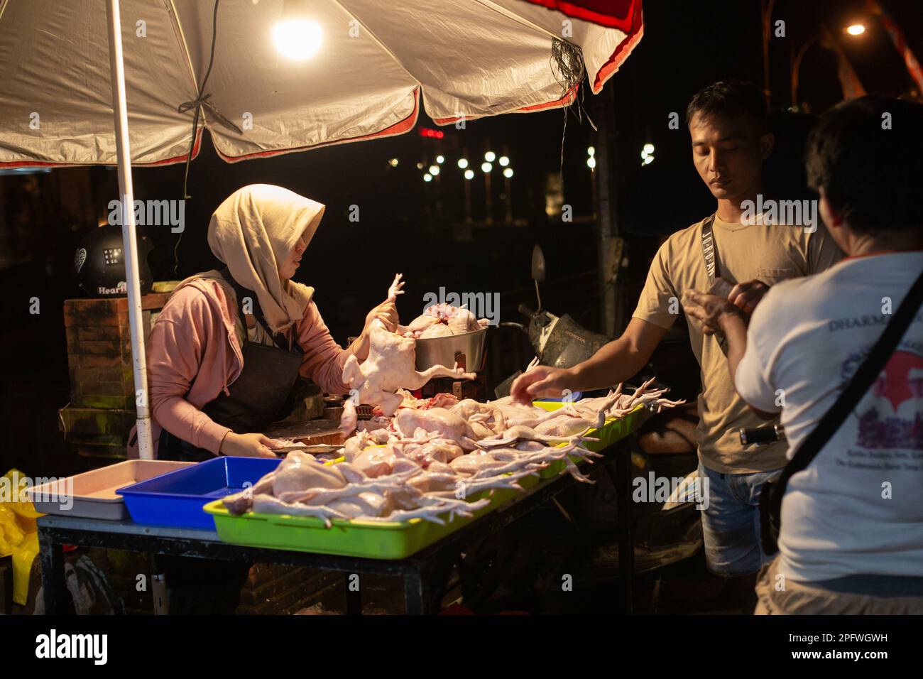 Denpasar, Bali, Indonesia - 17 marzo 2023: Venditori al Pasar Kumbasari, mercato tradizionale a Denpasar, Bali, Indonesia. Foto Stock