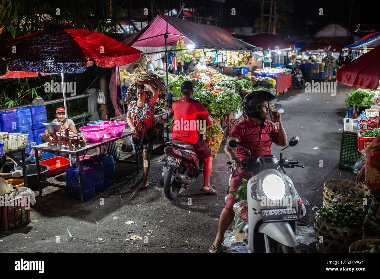 Denpasar, Bali, Indonesia - 17 marzo 2023: Venditori al Pasar Kumbasari, mercato tradizionale a Denpasar, Bali, Indonesia. Foto Stock